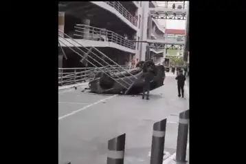 Camioneta que cayó en Galerías Coapa