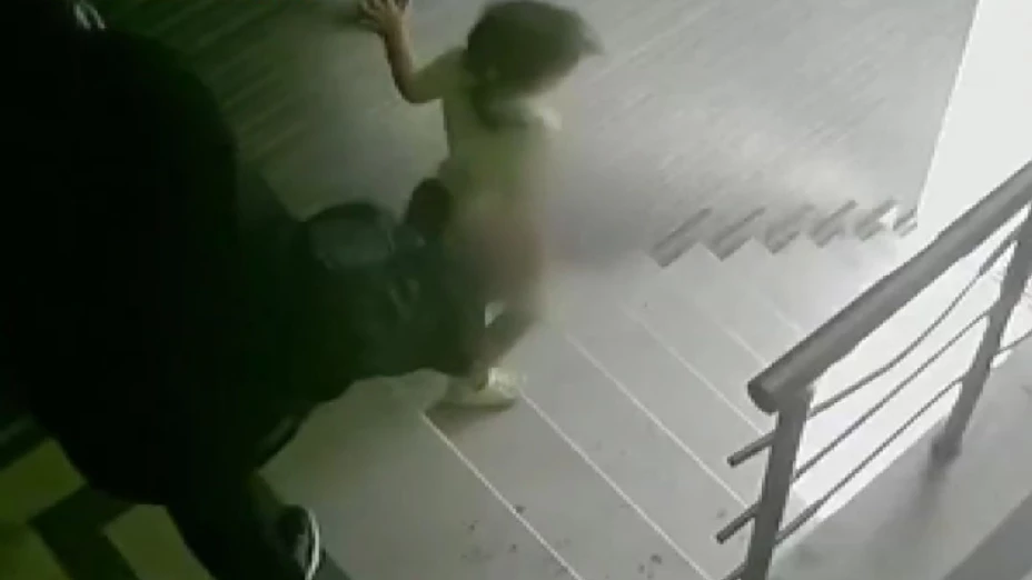 padre aventó a su hija por las escaleras