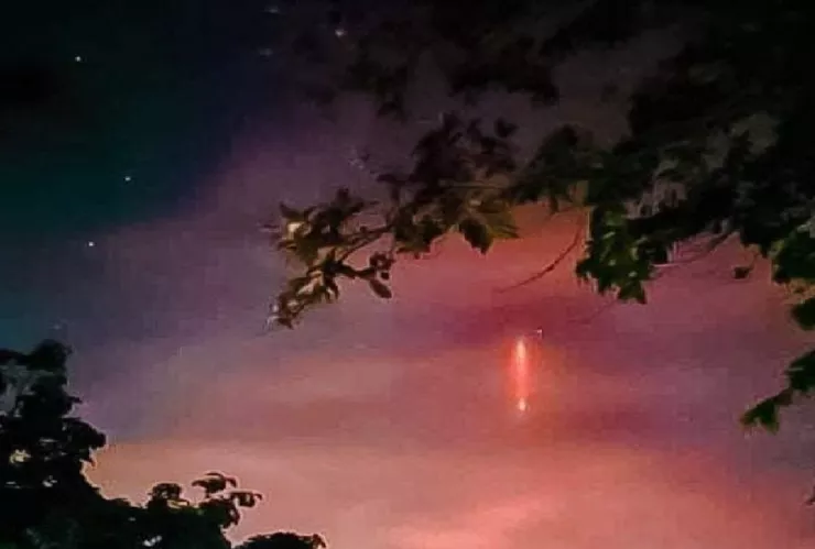 ¿Qué era? Captan una luz roja misteriosa en el cielo