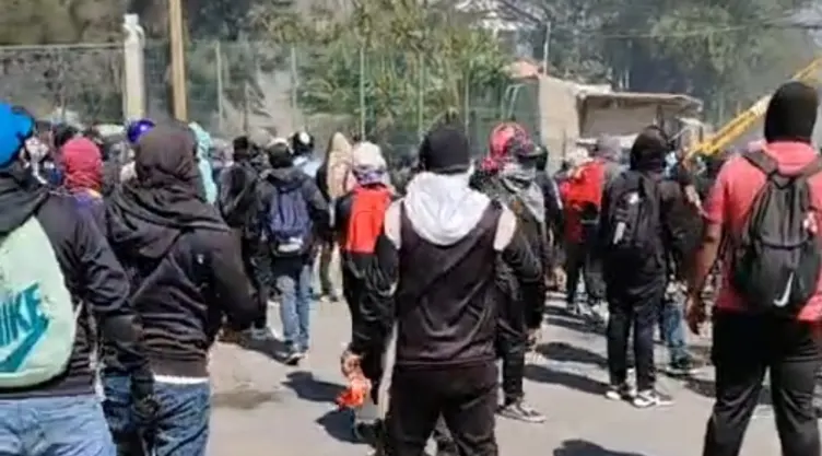 Normalistas encapuchados Ayotzinapa vandalizan fiscalía Guerrero