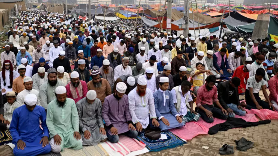 Musulmanes rezan en la primera fase del Biswa Ijtema en Bangladesh.
