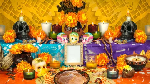 Ofrenda de Día de Muertos, ¿qué elementos debe llevar?