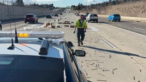 Oficial responde al peculiar derrame en la Interestatal 580 de California