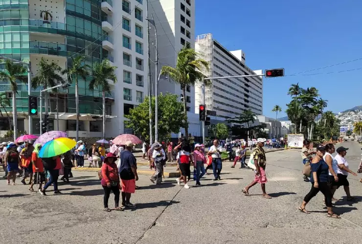 Suspendida la vialidad en la Costera Miguel Alemán por bloqueo de comerciantes.jpg