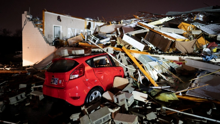 VIDEO: Tornado arrasa con casas y edificios en Tennessee