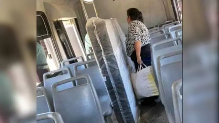 Mujer lleva colchón en el transporte público