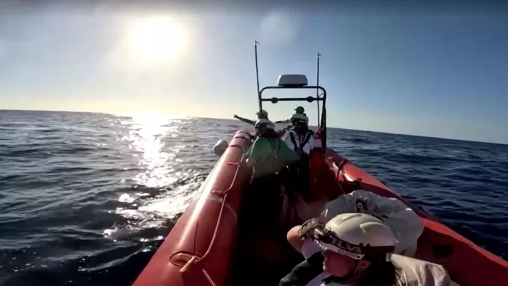 autoridades italianas acuden al rescate de personas migrantes tras el naufragio registrado en Italia