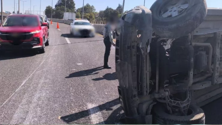 Camioneta sufrió volcadura en la autopista México-Puebla hoy: Caos vial hacia CDMX