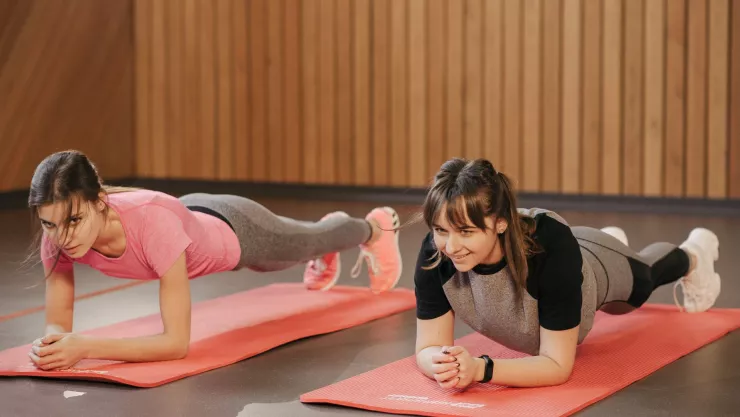 ¿Cuántos minutos necesitas hacer planchas para un abdomen plano?