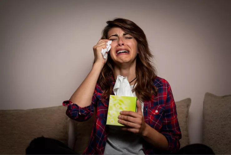 alguien llora con facilidad