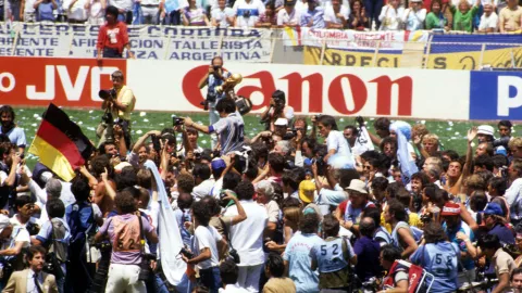 Diego Maradona dando la vuelta al mundo en el Estadio Azteca