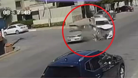 Conductora se pasa el alto y provoca fuerte choque en Guasave, Sinaloa.