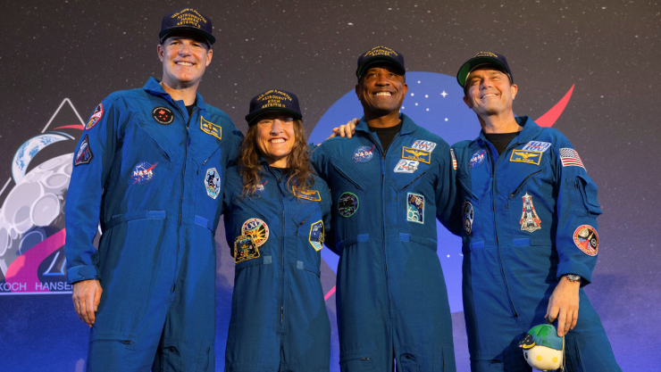 La tripulación de Artemis II, compuesta por los astronautas de la NASA Christina Koch, Victor Glover y Reid Wiseman, y el astronauta de la Agencia Espacial Canadiense (CSA), Jeremy Hansen, asiste a una conferencia de prensa al día siguiente de su amerizaje en el Océano Pacífico, en la Base Conjunta de Reserva de Ellington Field en Houston, Texas, EE. UU., el 11 de abril de 2026.