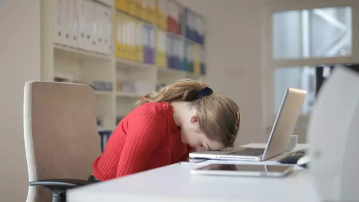 Dormir en el trabajo.