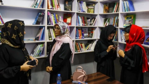 Talibanes prohíben a las mujeres ir a la universidad en Afganistán