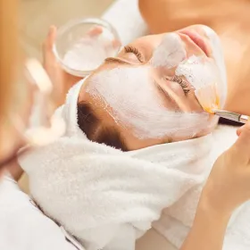 Hidrata profundamente y rejuvenece tu rostro con esta mascarilla de plátano y linaza