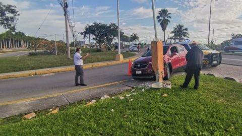 Accidente vehicular en el boulevard Luis Donaldo Colosio de Cancún