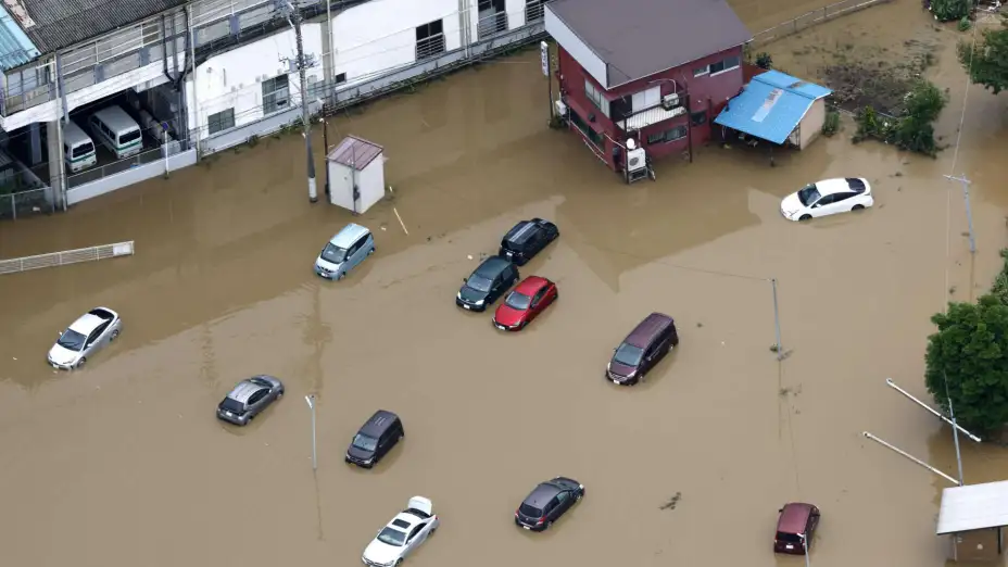 Autos sumergidos tras fuertes lluvias en Oamishirasato, Japón.