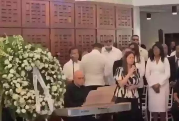 Así dan el último adiós a Rubby Pérez, cantante de merengue que murió en el desplome de la discoteca en República Dominicana.jpg