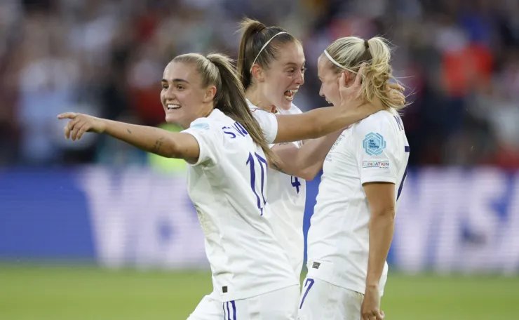 Inglaterra festeja el gol ante Suecia