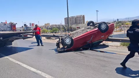 Torreón Conductor de 18 años vuelca sobre puente en Periférico.jpg
