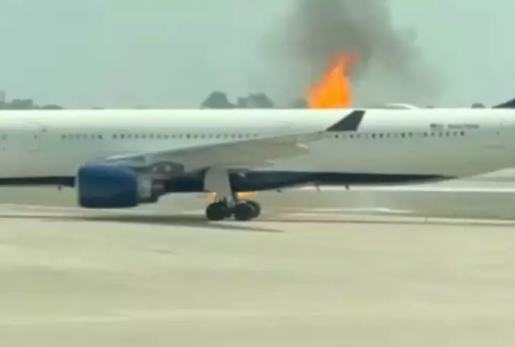 Evacúan avión con casi 300 pasajeros
