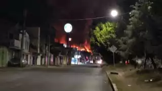 Así se vio el fuerte incendio que calcinó supermercado en Amalucan hoy 28 de noviembre de 2024