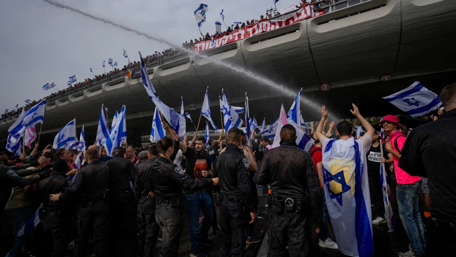Policía israelí dispersa una protesta contra la reforma judicial.