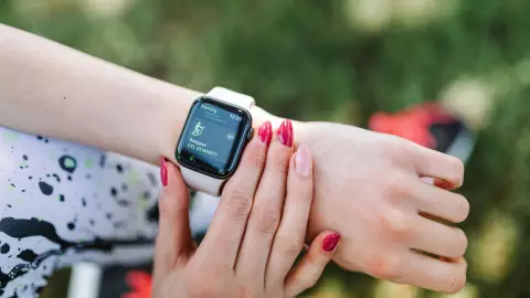 Uñas rojas en forma de almendra.jpg
