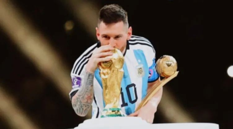 Lionel Messi levanta Copa Mundial FIFA