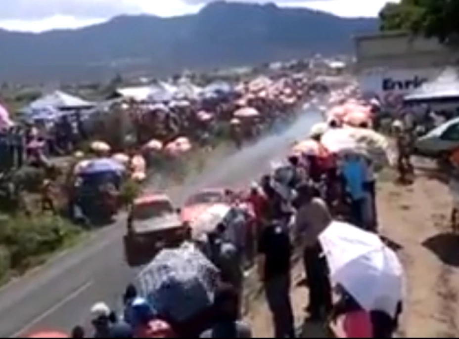 Una carrera de automóviles se salió de control cuando los corredores se estamparon contra el público