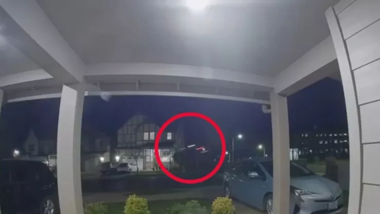 ¡Por los aires! Captan momento exacto en el que camioneta sale volando y se estrella contra casa VIDEO IMPACTANTE.jpg