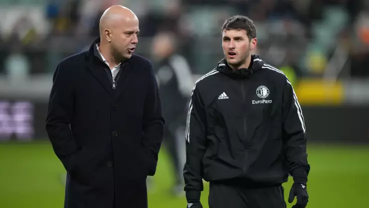 Santiago Giménez sale lesionado del encuentro ante Shakhtar