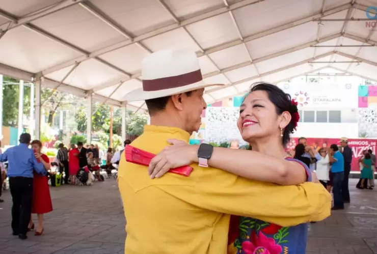 Gran Baile de Danzón en el Zócalo de la CDMX para celebrar a los abuelitos