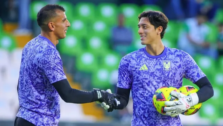Fernando Tapia, refuerzo del América, junto a Nahuel Guzmán