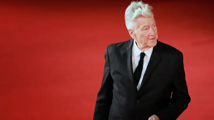 David Lynch es un director y creador visionario conocido por su estilo surrealista y sus innovadoras narrativas en cine y televisión