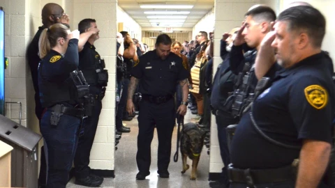 Despiden con honores a perrita policía con cáncer terminal