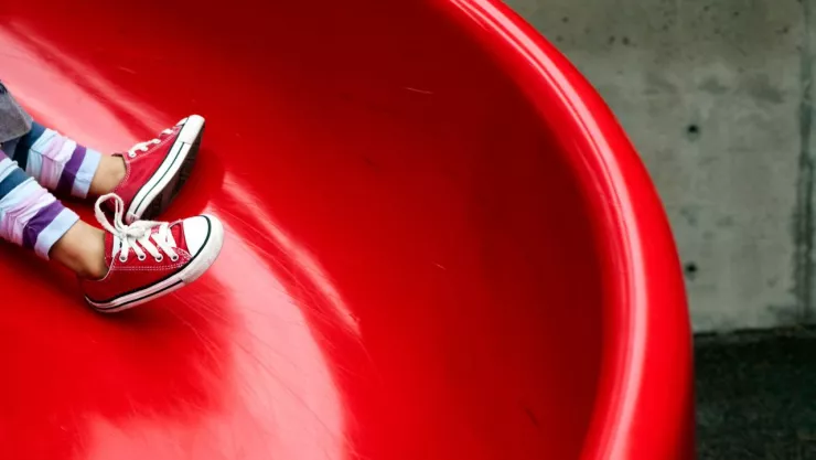 Niña de 4 años muere mientras jugaba en resbaladilla de kinder