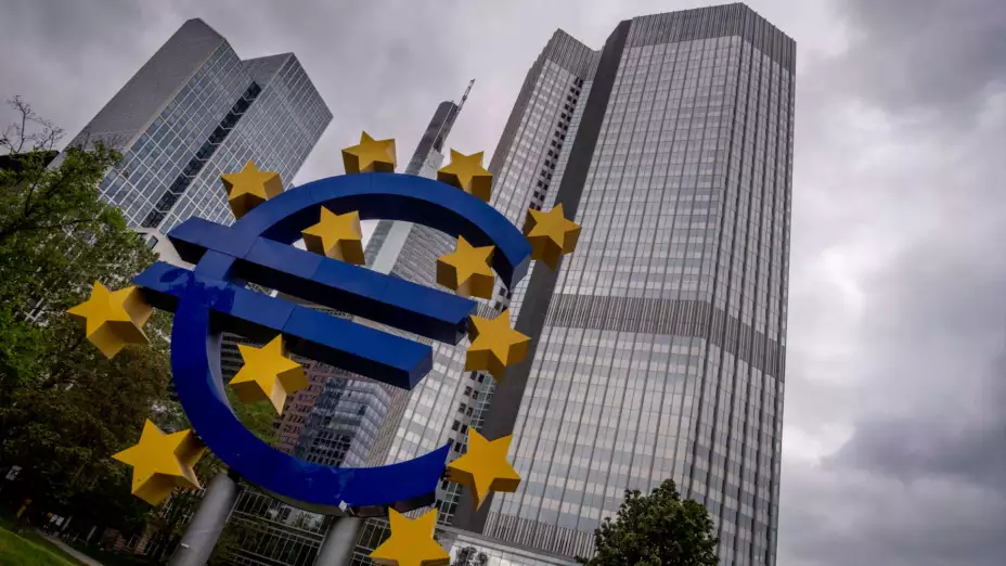 Escultura del euro ante la antigua sede del BCE en Fráncfort.