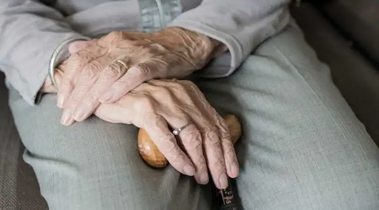abuelos covid 19.jpg