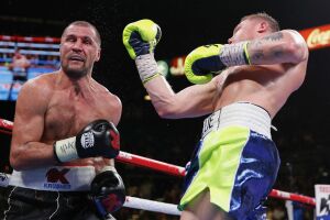 El mexicano Canelo Álvarez propina un puñetazo al ruso Sergey Kovalev