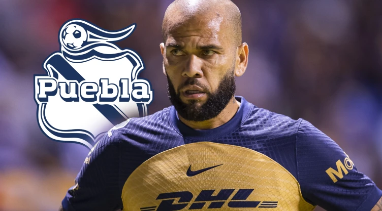 Dani Alves en un partido con Pumas en la Liga MX