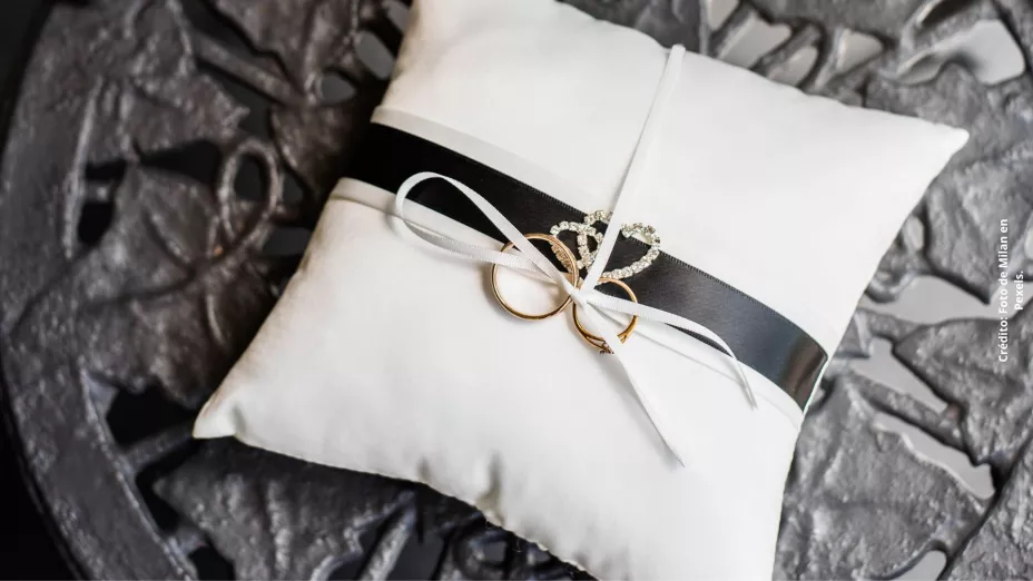 ¿Qué significa dejar un anillo debajo de la almohada?