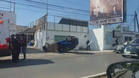 Auto termina VOLCADO tras fuerte choque (FOTO)