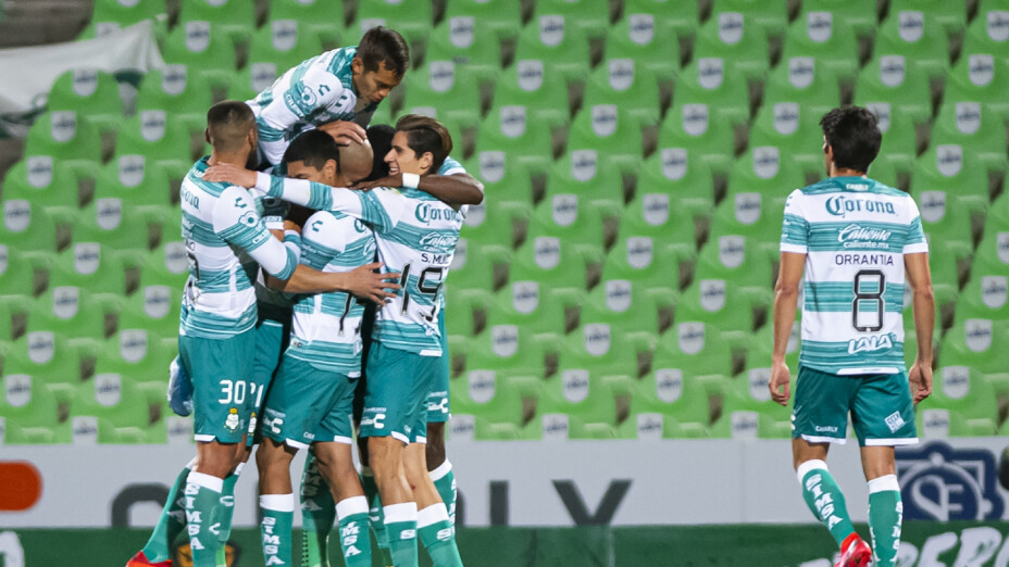 Jugadores de Santos Laguna celebran un gol
