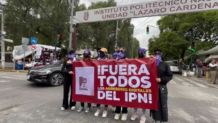 Alumnas del IPN protestan por violencia digital.