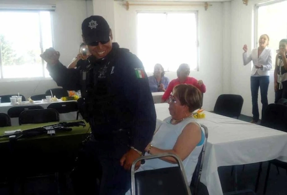Un video muestra a la subprocuradora de Zitácuaro, María de la Luz Hernández Pacheco, cuando un oficial baila eróticamente frente a ella y otras mujeres