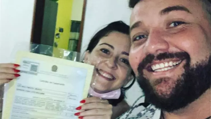 Pareja festeja su divorcio.
