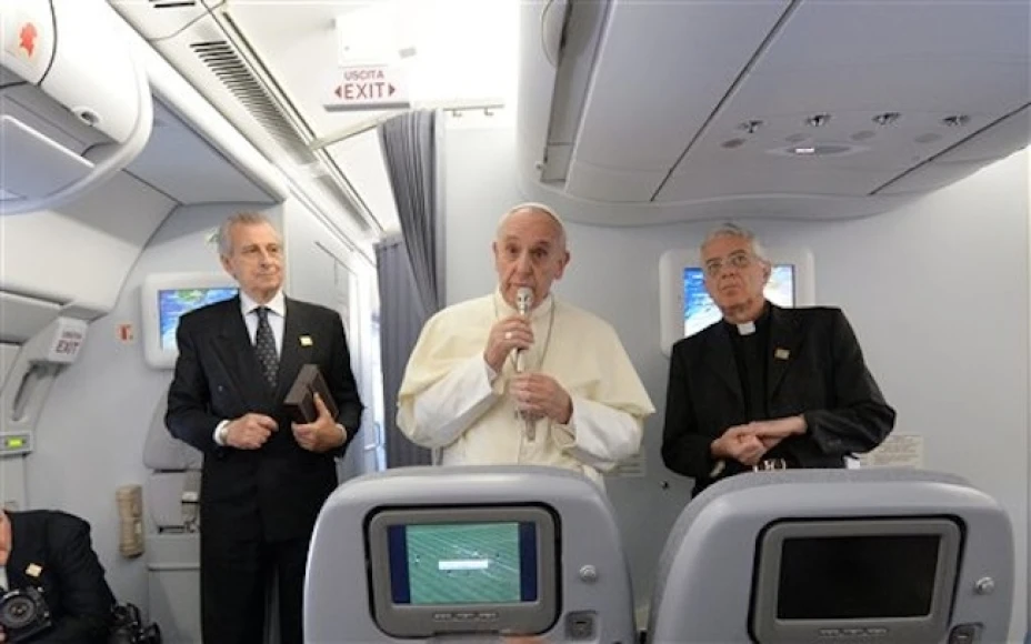 El Papa Francisco dijo que no juzgará a los sacerdotes por su orientación homosexual, durante una conferencia de prensa bordo del avión papal a su regreso de Brasil
