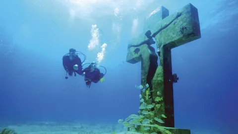 Una pareja bucea en las aguas de Isla Mujeres, Quintana Roo